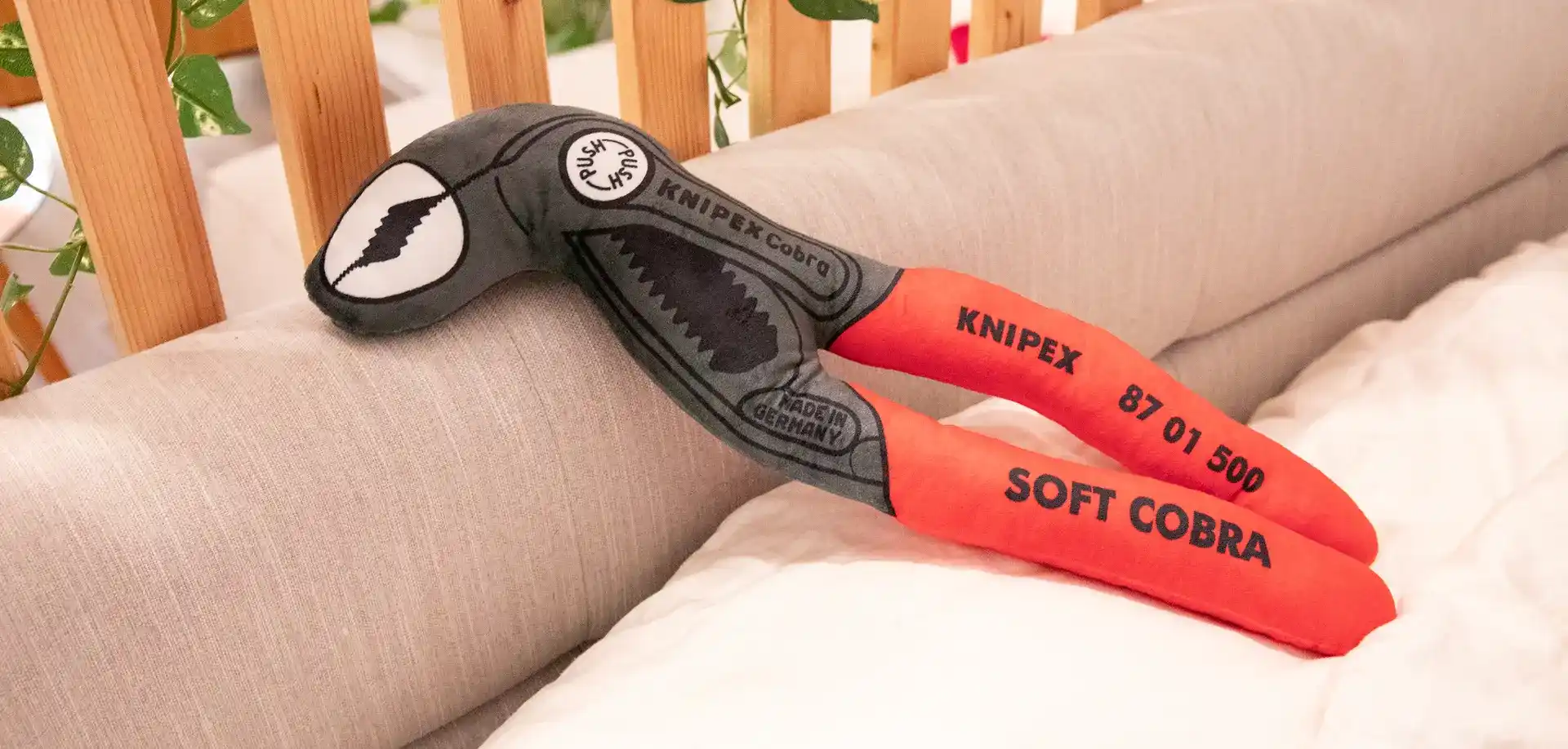 Plüsch-Version einer Knipex Cobra