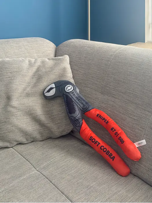 Ein Stoffspielzeug in Form einer Knipex Cobra Zange